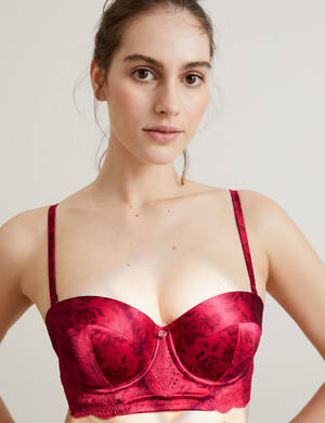 marksandspencer_Valentyn2023_T81_6434H_hedvabna korzetova podprsenka Rosie s kosticemi a potiskem ruzi_cervena_1099Kc_modelka.jpg